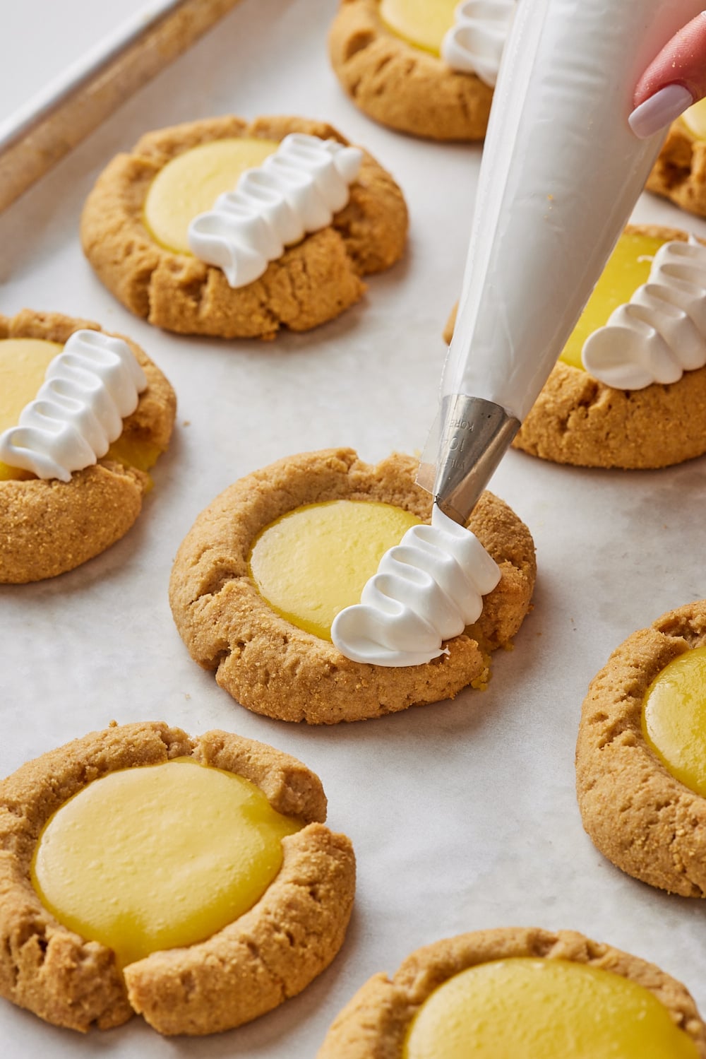 Lemon meringue pie cookies16 Top cookies with meringue.